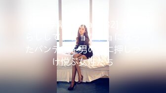 街上碰到两个发传单的小美女，打定主意守候黑衣服上厕所尿尿，这小肥逼真是诱人哦~~