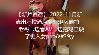  女同学被班上好几个了男生胁迫脱她衣服摸奶子,还掏出鸡巴让她吃,还插入她无毛白虎逼