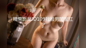 休闲会所里的女技师，玩个小活不断摆弄小哥的大鸡巴，足交口交性感的内裤给你看骚逼，最后把大哥口加撸弄射