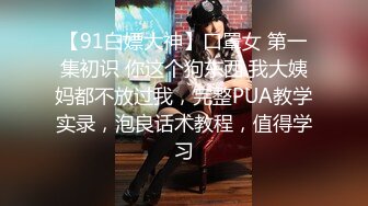 合租房冒死门缝偷窥 对门的美女洗完澡出来换衣服身材还挺不错