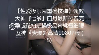 大师ChinaJoy展会CD系列美女模特裙底风光，灰色套装美女丁字裤也是灰色的