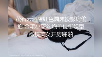 推荐大白美乳小阴唇粉穴极品妹纸可惜不露脸，撩起衣服露奶子好柔软，特写手指摩擦嫩穴，洞洞非常小搞的很湿