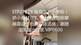 长发白皙人妻和老公在客厅里面女上位无套啪啪，俯视角度暴力打桩特写内射