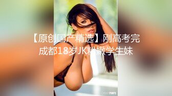   眼镜小美女露脸群P好几哥大哥，身材不错让三个大哥对着小嘴奶子和逼逼撸鸡巴