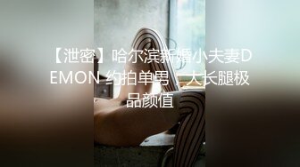 一大早勃起把鸡巴塞进还在戴眼罩睡觉的白虎女友口里，无套后入外射