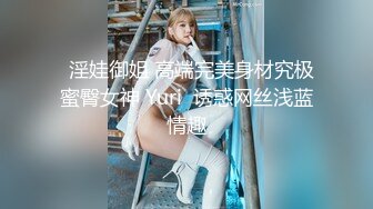 YC商场抄底两个吃零食白裙小美女 纯棉内裤前面有湿痕竟然无毛